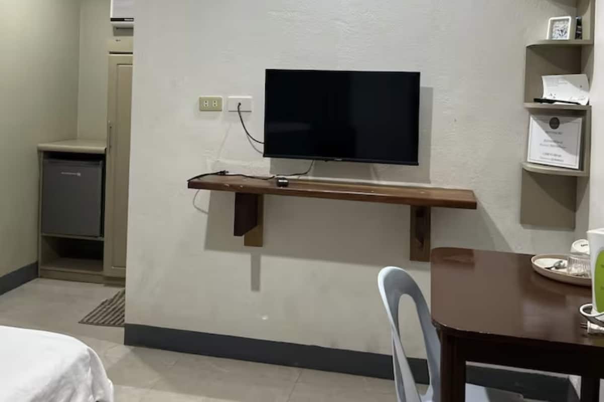 Phòng tiện nghi đơn giản, 1 giường cỡ queen, có thể sử dụng hồ bơi, quang cảnh hồ bơi | Trang trí khác biệt, trang bị nội thất với thiết kế riêng biệt