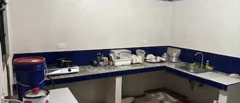 小型冷蔵庫、コンロ、調理器具と食器、ダイニングテーブル