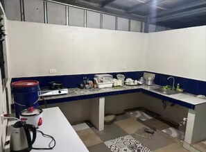 Mini-Kühlschrank, Herdplatte, Kochgeschirr/Geschirr/Besteck, Esstisch