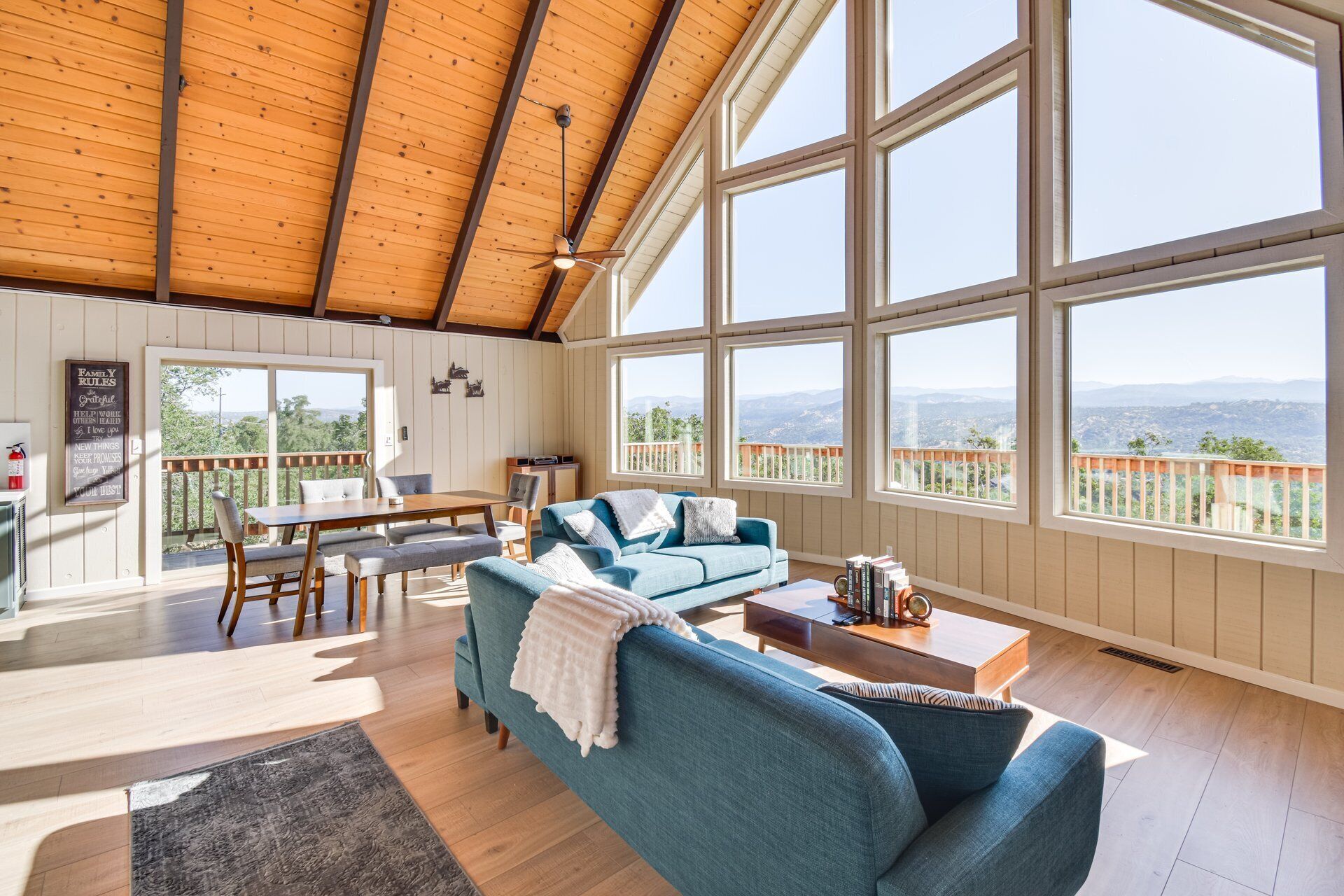 Televisie en een open haard