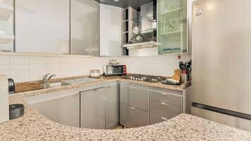 Een koelkast, een microgolfoven, een vaatwasser