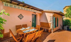 Outdoor dining - Welcome to Casa Paola, your relaxing oasis surrounded by greenery, with a splendid sea view, located in the quiet village of Pozzuolo, just minutes from Lerici.The house can comfortably accommodate up to 4 people and is ideal for families or groups of fr (Lerici)