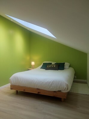 3 bedrooms, desk, iron/ironing board, WiFi