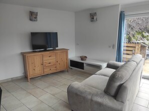 Smart TV, books, video library, stereo