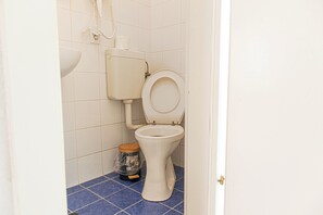 Basic Apartment | Bathroom | Shower, free toiletries, hair dryer, towels - Modern 2BR Long Stay Near Rennweg (Vienna)
