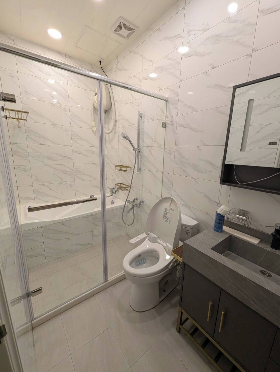 Dusche, Bidet, Handtücher, Toilettenpapier