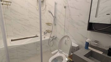 Bruser, bidet, håndklæder, Toiletpapir
