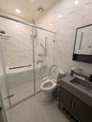 Full 2B2B Accessible Home on the 1st Floor, Sleeps 5, in Xinyi District, Taipei.