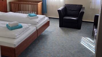 Familiekamer, uitzicht op tuin | Een laptopwerkplek, gratis babybedden, gratis wifi, beddengoed