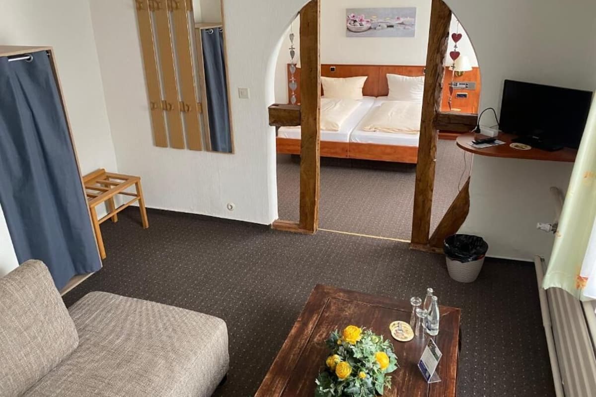 Habitación básica doble, balcón, vista al jardín | Espacio para trabajar con laptop, cunas gratuitas y wifi gratis