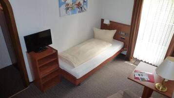 Quarto solteiro básico, vista para o pátio | Espaço de trabalho para notebook, berços grátis, Wi-Fi de cortesia