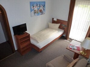 Basic Single Room, Courtyard View | Laptop workspace, free cots/infant beds, free WiFi, bed sheets - Hotel Pension Gelpkes Mühle (Bad Sachsa)