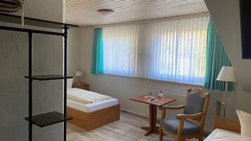 Standard-Zweibettzimmer, Balkon, Blick auf den Innenhof | Laptopgeeigneter Arbeitsplatz, kostenlose Babybetten, kostenloses WLAN