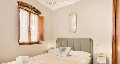 Sottovoce – Intimate vacation home in LericiIn the heart of Lerici, just steps from the sea and immersed in the tranquility of the village, Sottovoce is a small oasis of peace designed for those seeking a private and comfortable stay.This welcoming