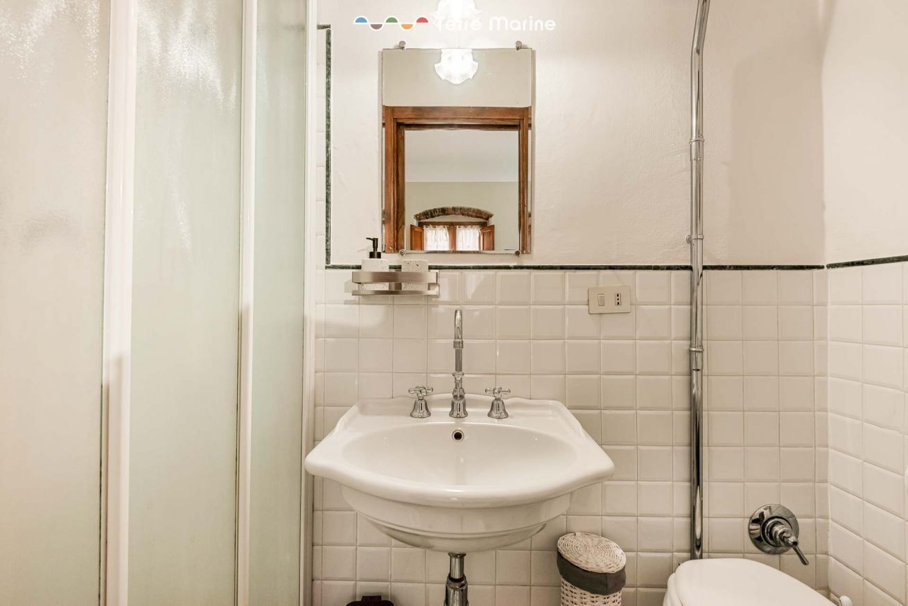 Een douche, een bidet, toiletpapier