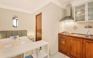 Iron/ironing board - Sottovoce – Intimate vacation home in LericiIn the heart of Lerici, just steps from the sea and immersed in the tranquility of the village, Sottovoce is a small oasis of peace designed for those seeking a private and comfortable stay.This welcoming (Lerici)