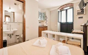 Iron/ironing board - Sottovoce – Intimate vacation home in LericiIn the heart of Lerici, just steps from the sea and immersed in the tranquility of the village, Sottovoce is a small oasis of peace designed for those seeking a private and comfortable stay.This welcoming (Lerici)