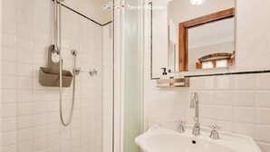 A bathroom with a shower, a sink, and a mirror. - Sottovoce – Intimate vacation home in LericiIn the heart of Lerici, just steps from the sea and immersed in the tranquility of the village, Sottovoce is a small oasis of peace designed for those seeking a private and comfortable stay.This welcoming (Lerici)