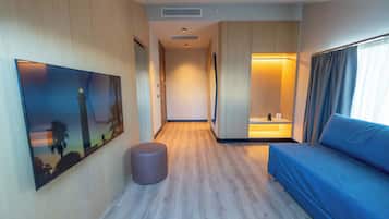 Suite, Balcony | Living area