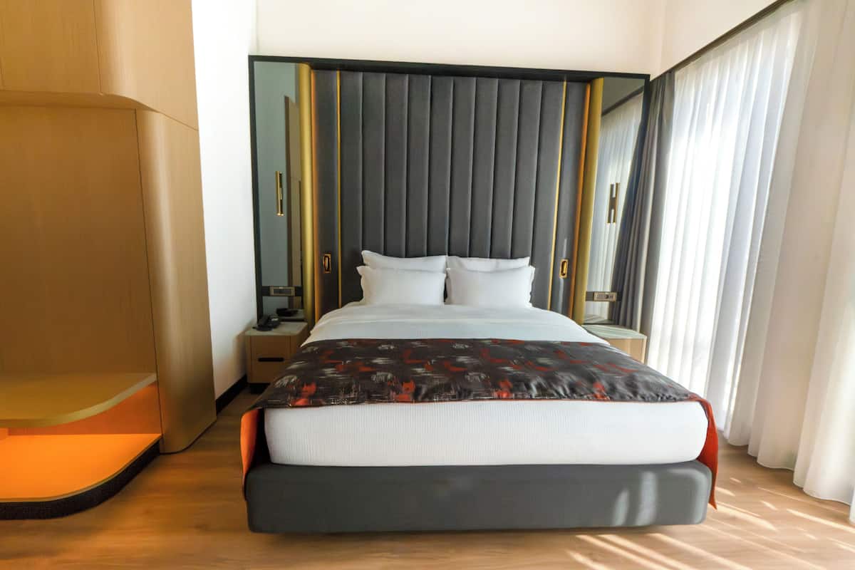 Suite – junior | Sengetøy av topp kvalitet, memory foam-senger, minibar og safe på rommet