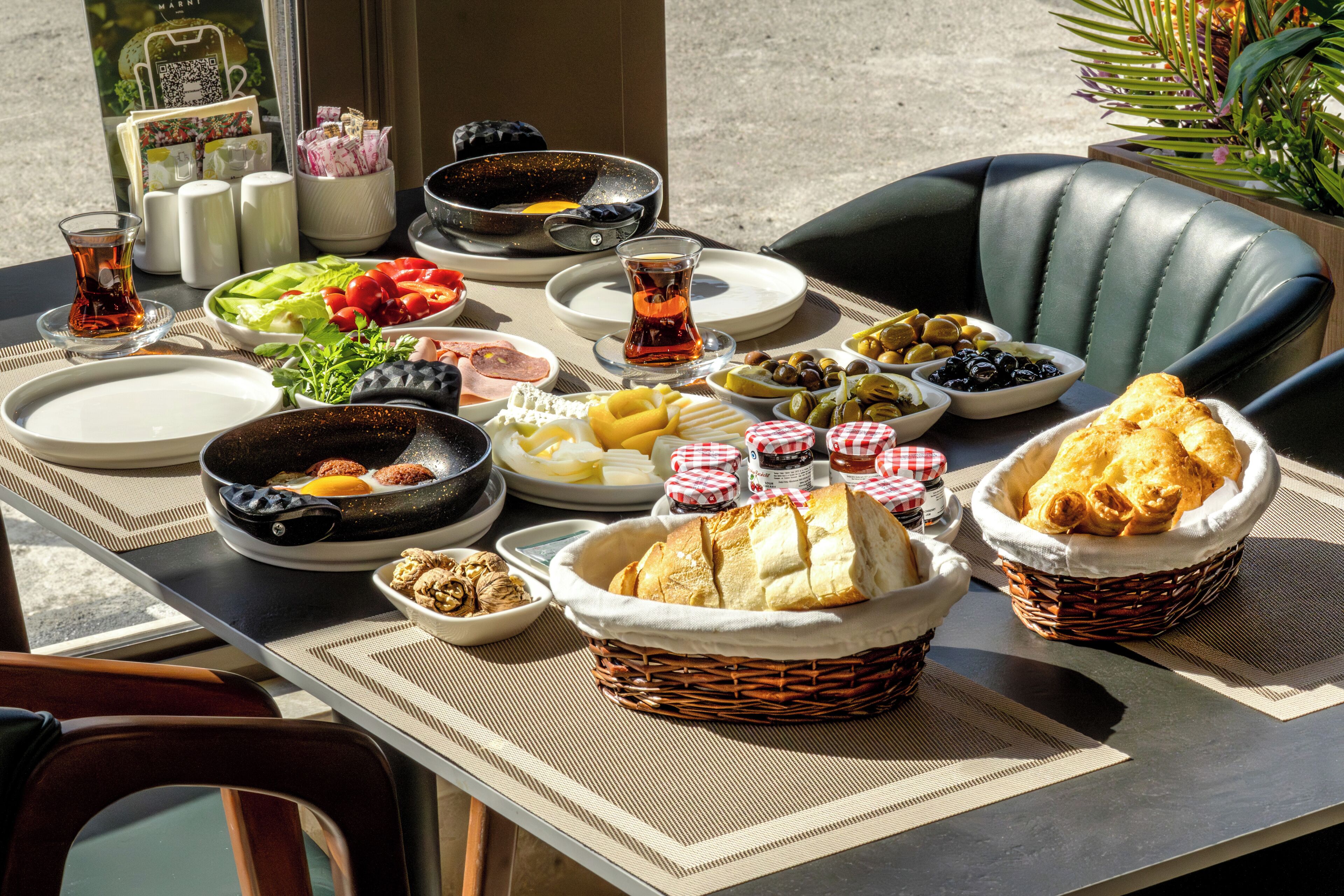 Free daily buffet breakfast