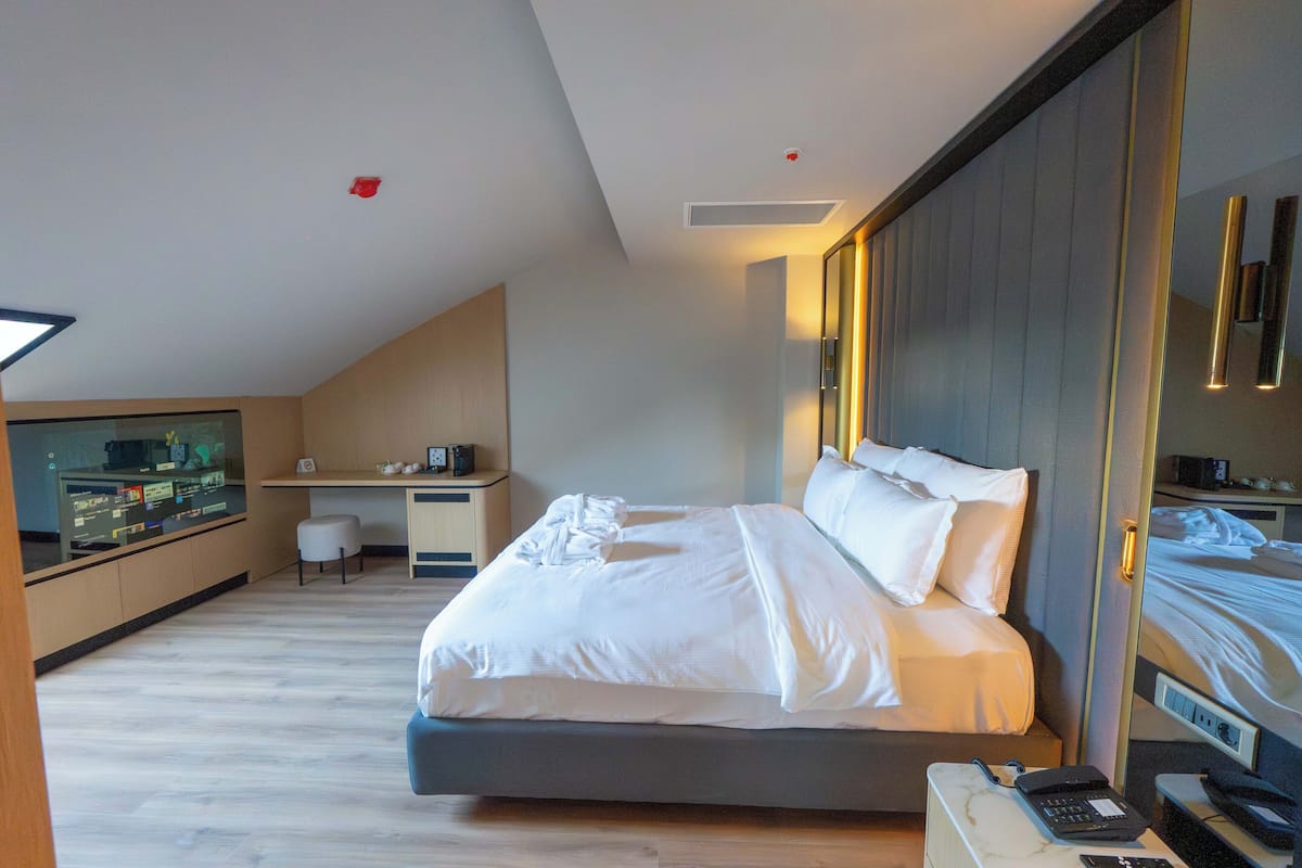 Sviitti, parveke | Tallelokero huoneessa, ilmainen Wi-Fi