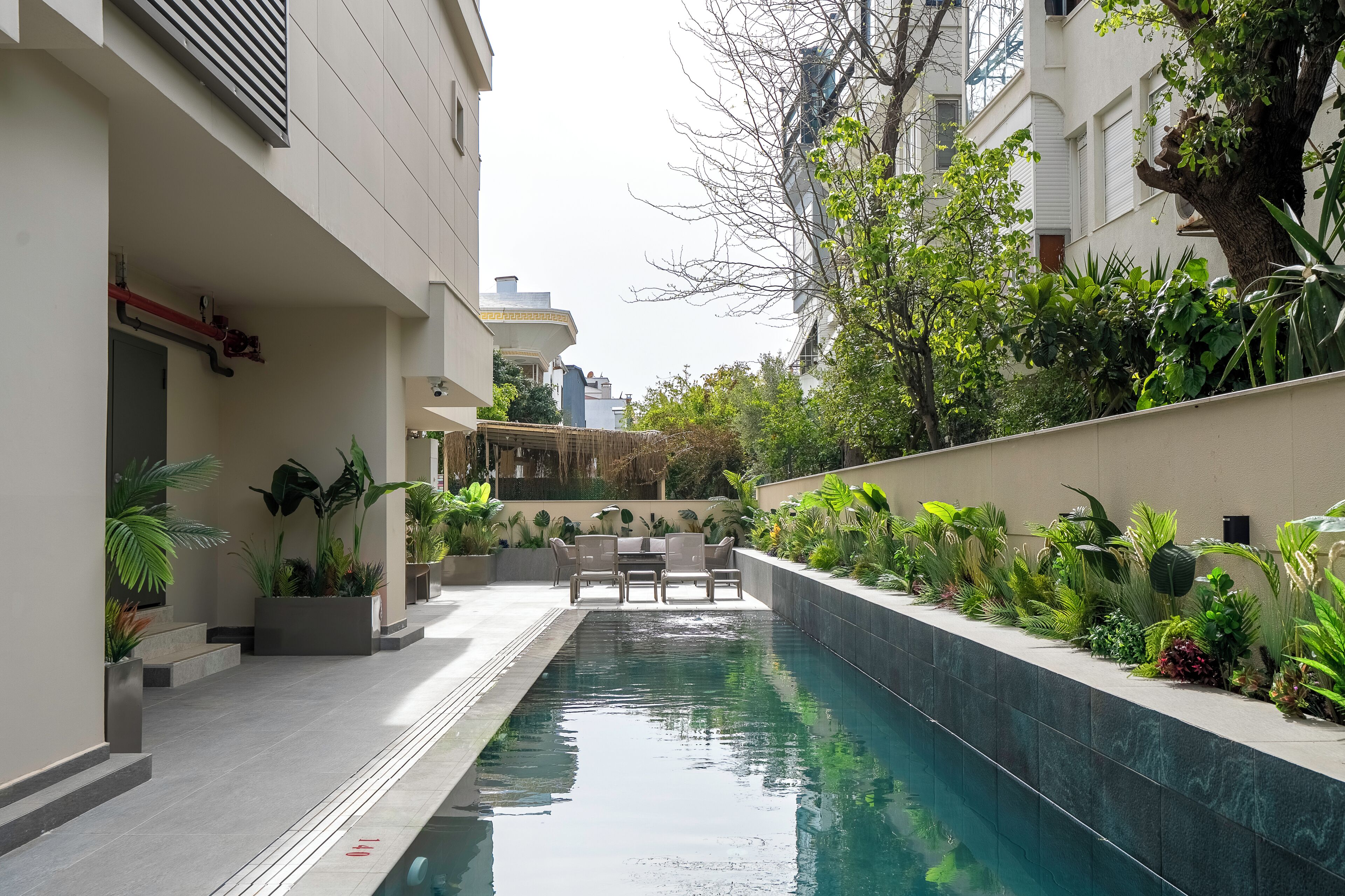 Una piscina al aire libre de temporada, sombrillas