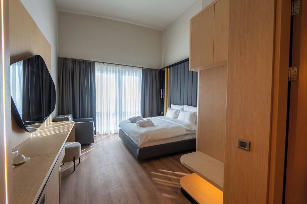 Junior-studiosviitti, parveke | Tallelokero huoneessa, ilmainen Wi-Fi