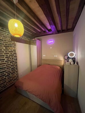 2 bedrooms, iron/ironing board, WiFi, bed sheets - Secret Garden (Paris)