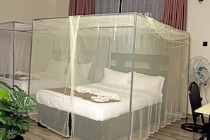 Desk, laptop workspace, free WiFi - Kacoke Madit Hotel and Cultural Centre (Koro Abili)