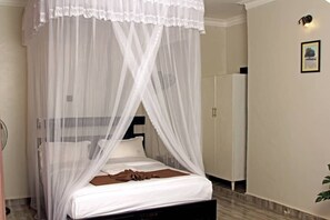 Desk, laptop workspace, free WiFi - Kacoke Madit Hotel and Cultural Centre (Koro Abili)