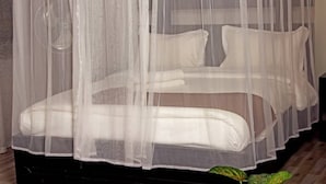ห้องคอมฟอร์ทดับเบิลสำหรับพักเดี่ยว, ระเบียง, วิวสวนหย่อม | โต๊ะทำงาน, พื้นที่ทำงานแบบใช้แล็ปท็อป, Wi-Fi ฟรี