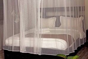 Comfort-Doppelzimmer zur Einzelnutzung, Balkon, Blick auf den Innenhof | Schreibtisch, laptopgeeigneter Arbeitsplatz, kostenloses WLAN