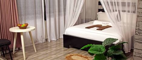 Habitación Deluxe doble, balcón | Escritorio, espacio para trabajar con un portátil, wifi gratis