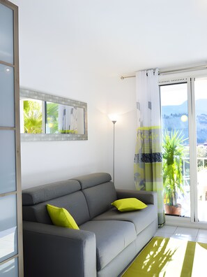 TV - Apartment 'Le Bougainvillier' with Balcony, Wi-Fi, Parking (Cassis)