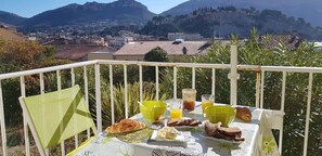Outdoor dining - Apartment 'Le Bougainvillier' with Balcony, Wi-Fi, Parking (Cassis)