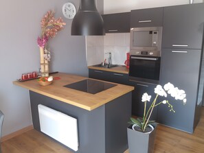 Fridge, microwave, oven, stovetop - Apartment 'Le Bellavista' with Sea View, Balcony, Wi-Fi and Parking (Cassis)