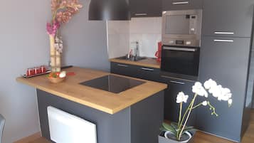 Kjøleskap, mikrobølgeovn, ovn og kokeplater