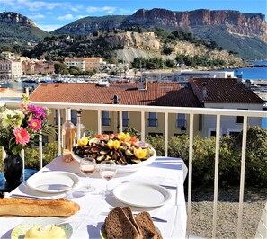 Outdoor dining - Apartment 'Le Bellavista' with Sea View, Balcony, Wi-Fi and Parking (Cassis)