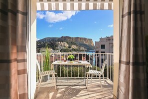 Outdoor dining - Apartment 'Le Panorama' with Sea View, Balcony, Wi-Fi and Parking (Cassis)