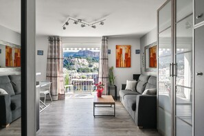TV - Apartment 'Le Panorama' with Sea View, Balcony, Wi-Fi and Parking (Cassis)