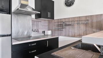 Fridge, microwave, stovetop, dishwasher