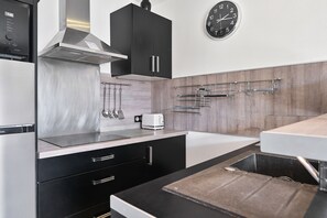 Fridge, microwave, stovetop, dishwasher - Apartment 'Le Panorama' with Sea View, Balcony, Wi-Fi and Parking (Cassis)