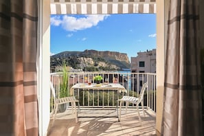 Outdoor dining - Apartment 'Le Panorama' with Sea View, Balcony, Wi-Fi and Parking (Cassis)