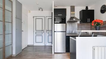 Frigorífico, microondas, placa de cocina y lavavajillas