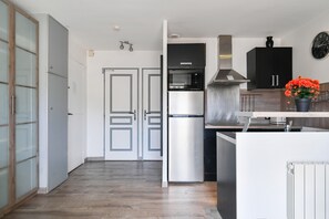 Fridge, microwave, stovetop, dishwasher - Apartment 'Le Panorama' with Sea View, Balcony, Wi-Fi and Parking (Cassis)