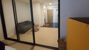 Een kamer met een schuifdeur naar een zithoek, een kleine tafel en een stoel.