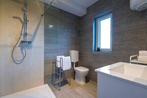 Apartment, 2 Schlafzimmer, Balkon | Badezimmer