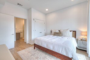 Tabla de planchar con plancha, wifi gratis y ropa de cama 