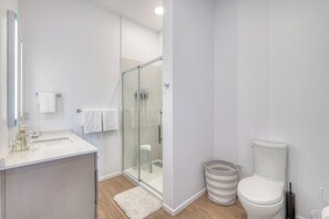 Hair dryer, towels - Amazing Downtown Condo w/ Pool and Free Parking (Nashville)